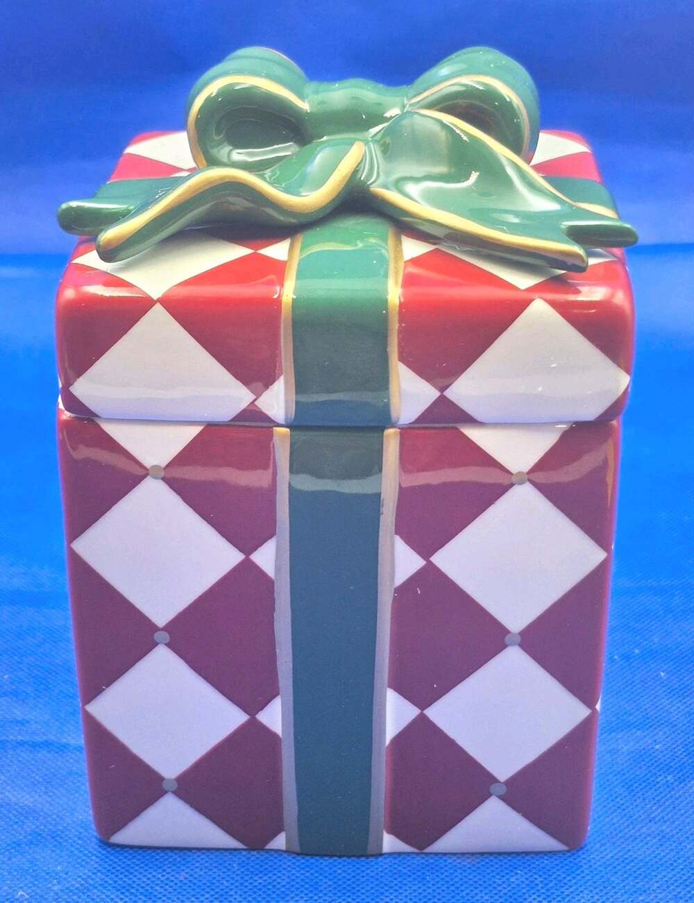 NEW Holiday Heirlooms Argyle Present Candy Jar w/ Lift-Off Lid Ceramic 7x5x5"